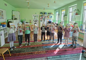 Dzieci wykonują zadania w ramach innowacji pedagogicznej, dotyczące Kodeksu Przedszkolaia i bezpieczeństwa