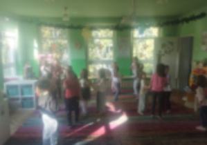 Dzieci świętują na dywanie grupowe urodziny