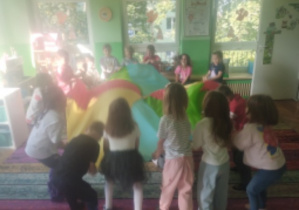 Dzieci świętują na dywanie grupowe urodziny