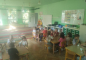 Dzieci świętują na dywanie grupowe urodziny