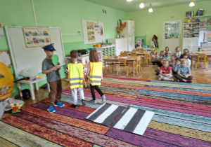 Dzieci zapoznają się z zasadami poruszania się na drodze