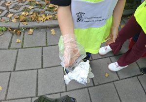 Dzieci biorą udział w Akcji Sprzątania Świata i sprzątają oo okolice przedszkola