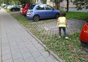 Dzieci biorą udział w Akcji Sprzątania Świata i sprzątają oo okolice przedszkola