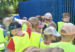 Dzieci biorą udział w Akcji Sprzątania Świata i sprzątają oo okolice przedszkola