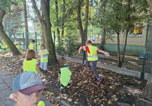 Dzieci biorą udział w Akcji Sprzątania Świata i sprzątają oo okolice przedszkola