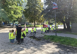Dzieci biorą udział w Akcji Sprzątania Świata i sprzątają oo okolice przedszkola