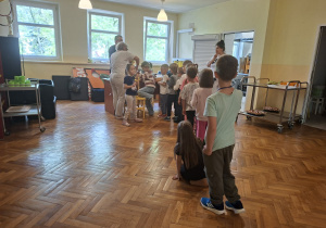 Dzieci jedzą lody z okazji dnia Przedszkolaka