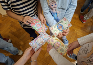Dzieci jedzą lody z okazji dnia Przedszkolaka