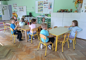 Dzieci jedzą lody z okazji dnia Przedszkolaka