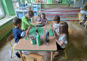 Dzieci wykonują w grupach makietę drogową