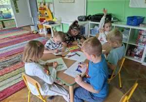 Dzieci wykonują w grupach makietę drogową