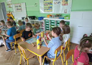 Dzieci wykonują w grupach makietę drogową