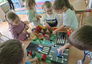 Dzieci wykonują w grupach makietę drogową