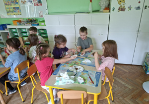 Dzieci wykonują w grupach makietę drogową