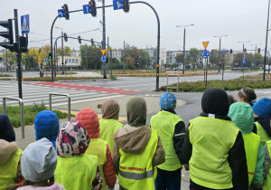 dzieci obserwowały ruch uliczny, sygnalizację świetlną oraz znaki drogowe.