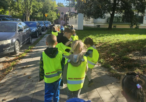 Dzieci idą do sklepu spożywczego, aby wspólnie zrobić zakupy potrzebne do przygotowania lemoniady.