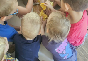 Dzieci przygotowują wspólnie lemoniadę