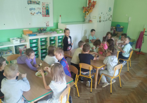 Dzieci robią szaszłyki owocowe dla kolegów