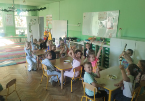 Dzieci robią szaszłyki owocowe dla kolegów