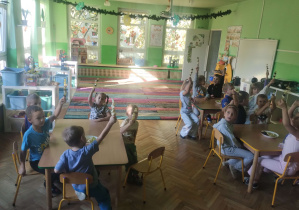 Dzieci robią szaszłyki owocowe dla kolegów