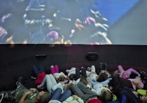 Dzieci oglądają pokaz pt Oceanarium w kinie sferycznym