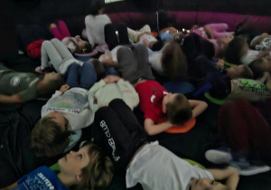 Dzieci oglądają pokaz pt Oceanarium w kinie sferycznym