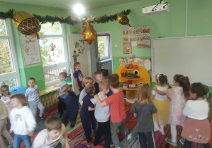 Dzieci świętują urodziny. Bawią się, tańczą i jedzą