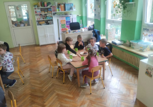 Dzieci świętują urodziny. Bawią się, tańczą i jedzą