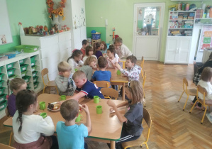 Dzieci świętują urodziny. Bawią się, tańczą i jedzą