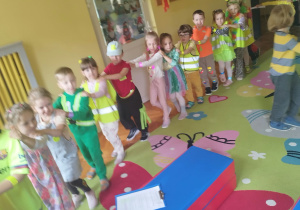 taniec na holu przedszkola