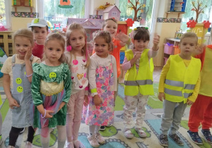 dzieci prezentują stroje odblaskowe